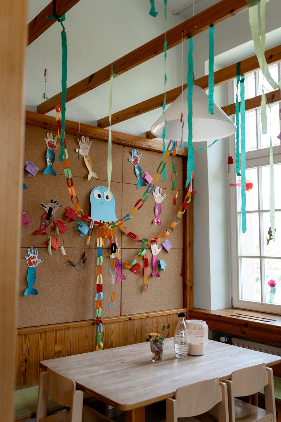 Zimmer dekoriert mit selbstgebastelten Sachen der Kinder.